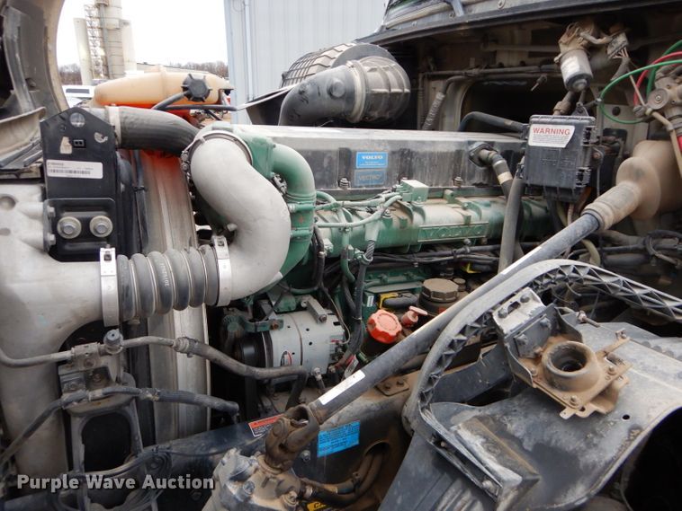 image for item DI8419 2016 Volvo VNL 730  semi truck