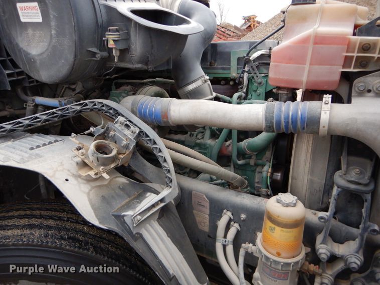 image for item DI8419 2016 Volvo VNL 730  semi truck