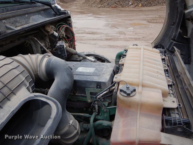 image for item DI8419 2016 Volvo VNL 730  semi truck