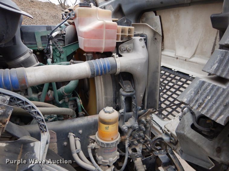 image for item DI8419 2016 Volvo VNL 730  semi truck