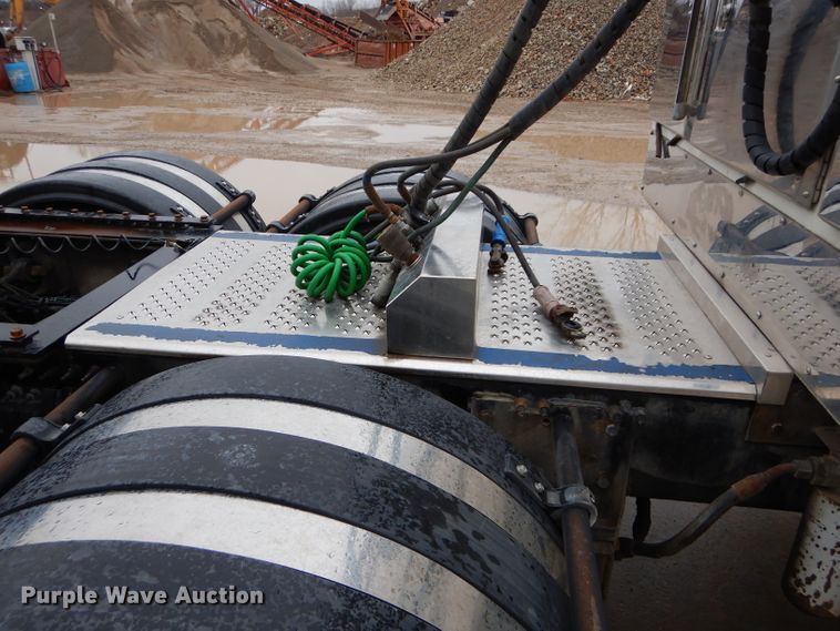 image for item DI8419 2016 Volvo VNL 730  semi truck