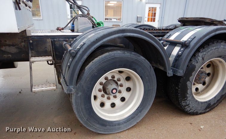 image for item DI8419 2016 Volvo VNL 730  semi truck