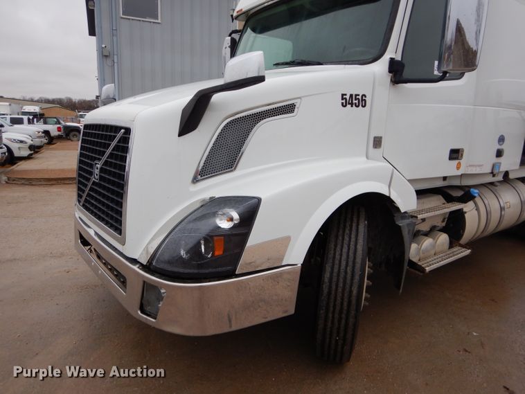 image for item DI8419 2016 Volvo VNL 730  semi truck
