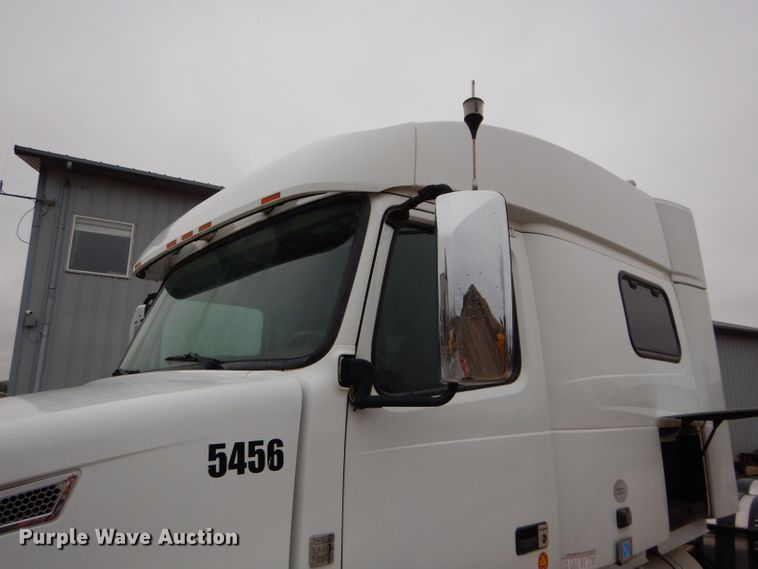 image for item DI8419 2016 Volvo VNL 730  semi truck