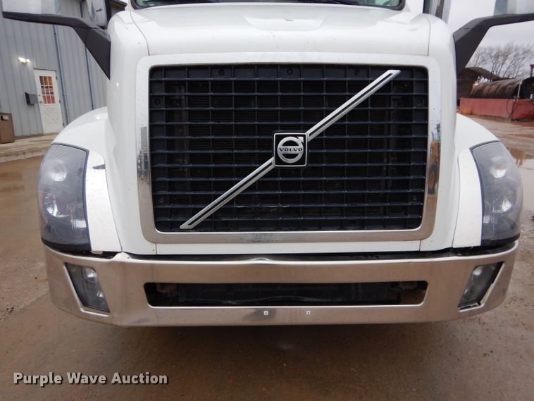 image for item DI8419 2016 Volvo VNL 730  semi truck