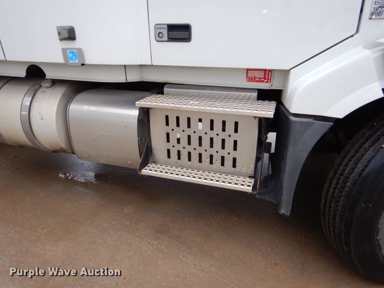 image for item DI8419 2016 Volvo VNL 730  semi truck