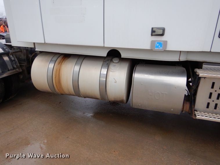 image for item DI8419 2016 Volvo VNL 730  semi truck