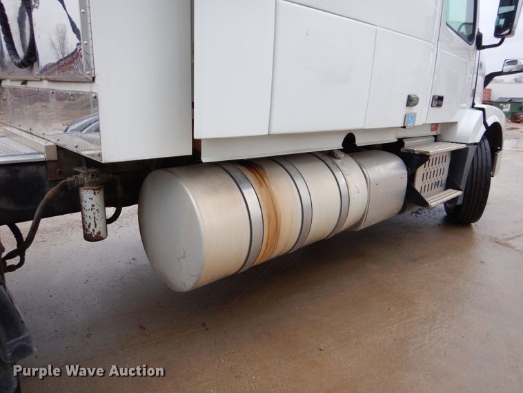 image for item DI8419 2016 Volvo VNL 730  semi truck