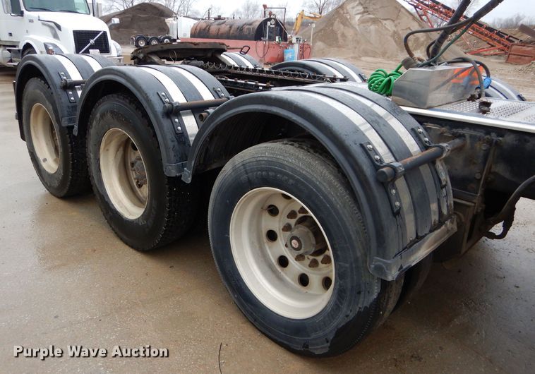 image for item DI8419 2016 Volvo VNL 730  semi truck