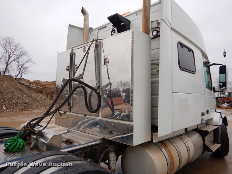 image for item DI8419 2016 Volvo VNL 730  semi truck