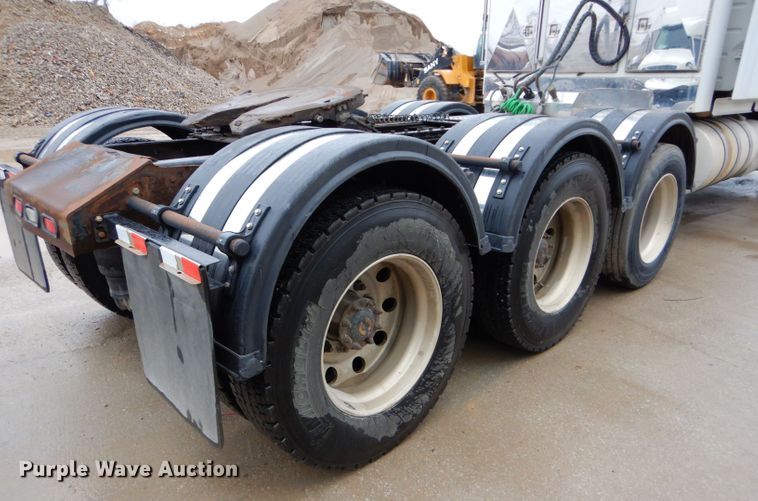 image for item DI8419 2016 Volvo VNL 730  semi truck