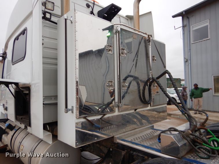 image for item DI8419 2016 Volvo VNL 730  semi truck