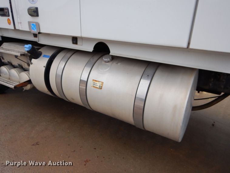 image for item DI8419 2016 Volvo VNL 730  semi truck