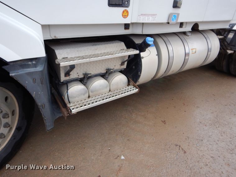 image for item DI8419 2016 Volvo VNL 730  semi truck