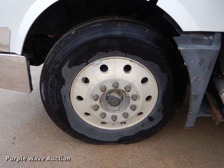 image for item DI8419 2016 Volvo VNL 730  semi truck