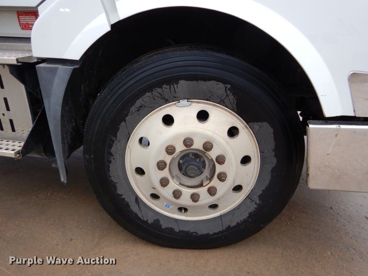 image for item DI8419 2016 Volvo VNL 730  semi truck