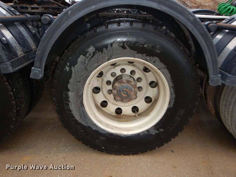 image for item DI8419 2016 Volvo VNL 730  semi truck