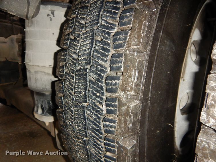 image for item DI8419 2016 Volvo VNL 730  semi truck