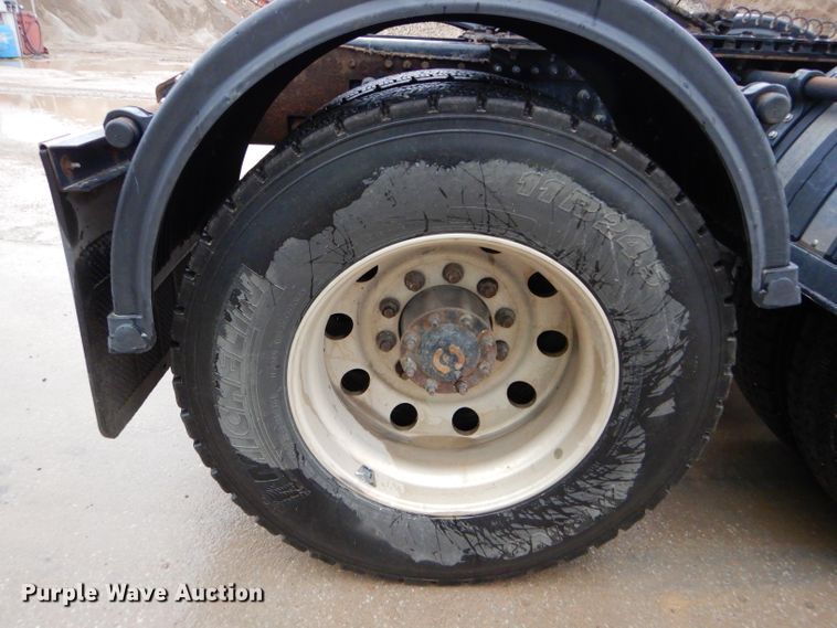 image for item DI8419 2016 Volvo VNL 730  semi truck