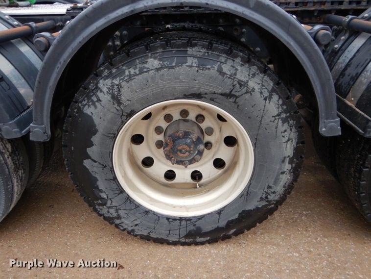 image for item DI8419 2016 Volvo VNL 730  semi truck