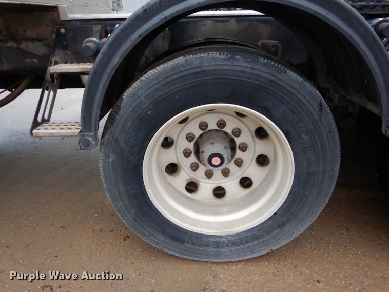 image for item DI8419 2016 Volvo VNL 730  semi truck