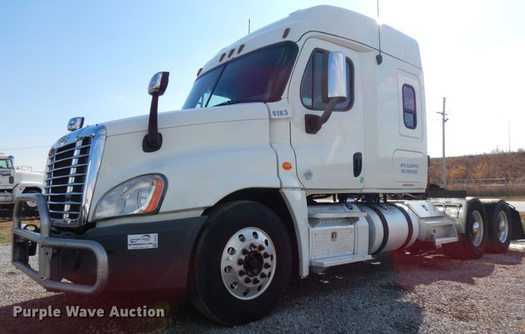 image for item DJ5797 2013 Freightliner Cascadia 125  semi truck