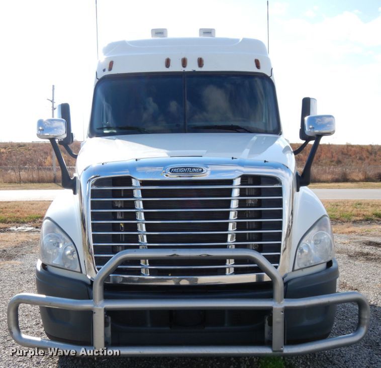 image for item DJ5797 2013 Freightliner Cascadia 125  semi truck