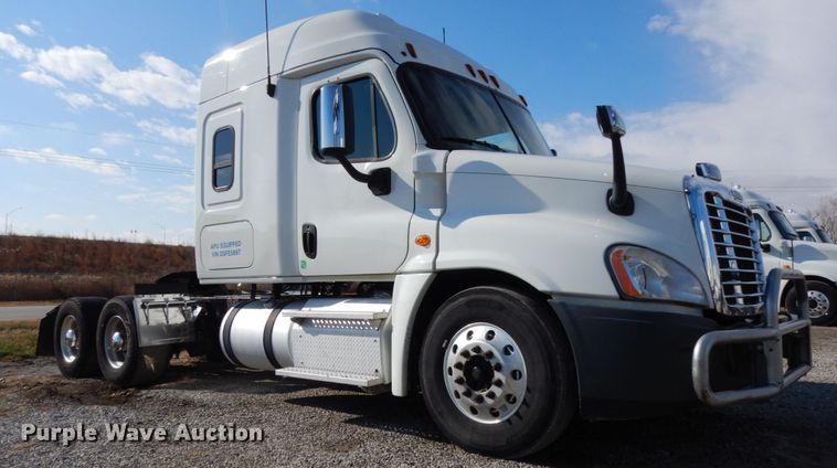 image for item DJ5797 2013 Freightliner Cascadia 125  semi truck