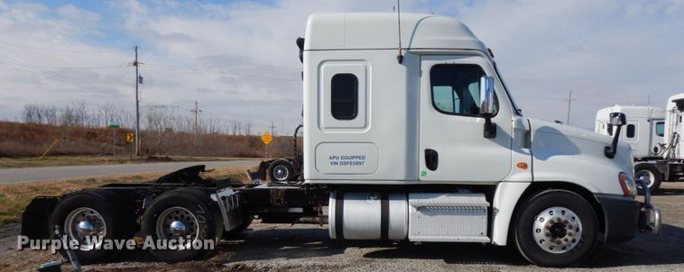 image for item DJ5797 2013 Freightliner Cascadia 125  semi truck