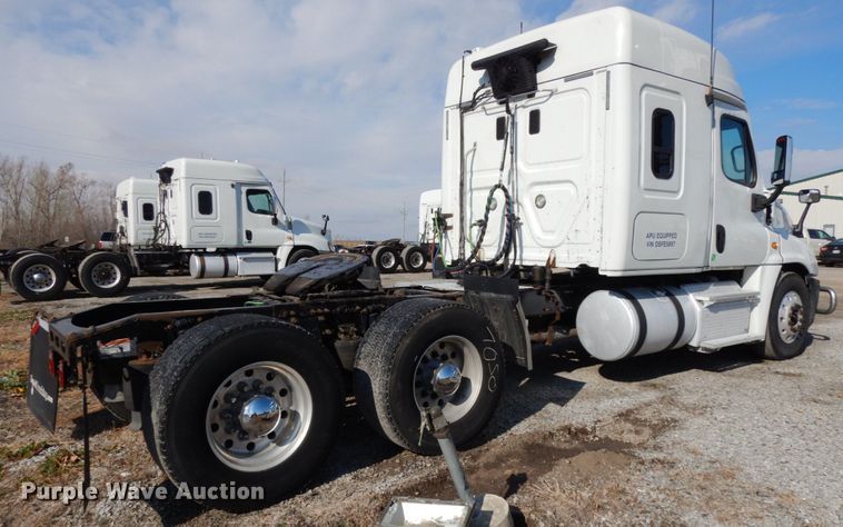 image for item DJ5797 2013 Freightliner Cascadia 125  semi truck