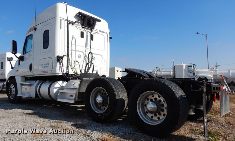 image for item DJ5797 2013 Freightliner Cascadia 125  semi truck