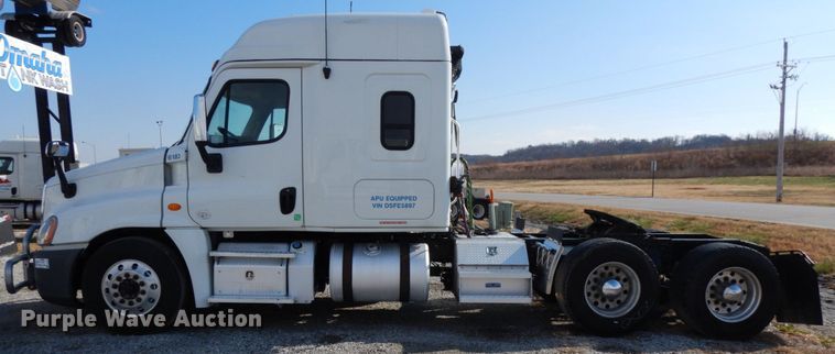 image for item DJ5797 2013 Freightliner Cascadia 125  semi truck