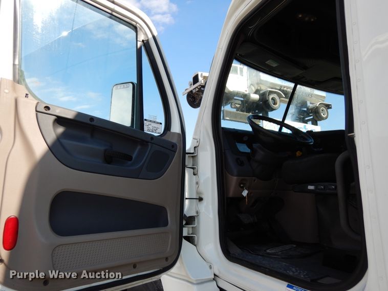 image for item DJ5797 2013 Freightliner Cascadia 125  semi truck