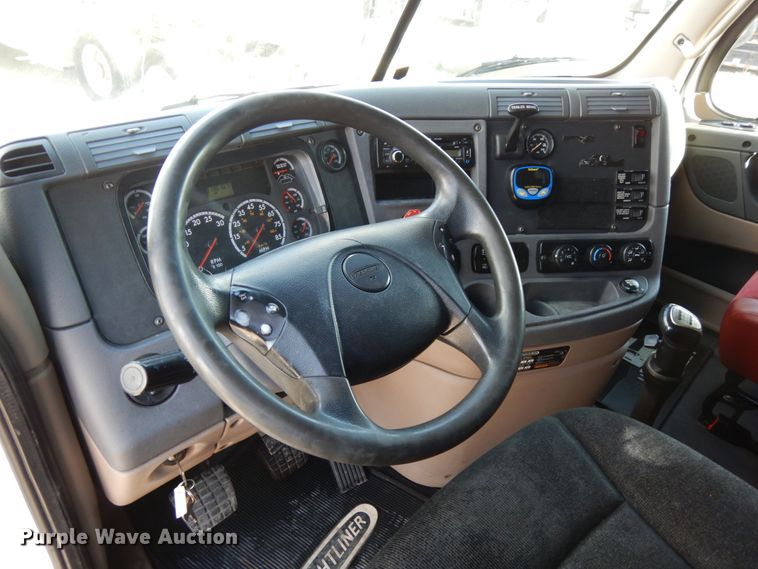 image for item DJ5797 2013 Freightliner Cascadia 125  semi truck