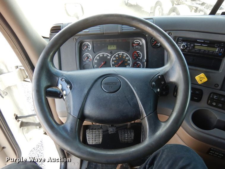 image for item DJ5797 2013 Freightliner Cascadia 125  semi truck