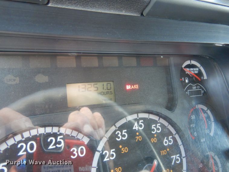 image for item DJ5797 2013 Freightliner Cascadia 125  semi truck