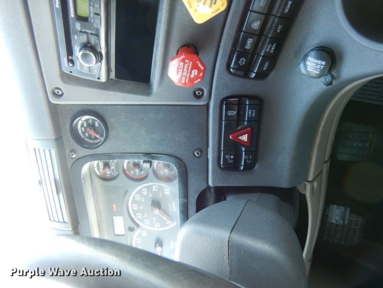 image for item DJ5797 2013 Freightliner Cascadia 125  semi truck