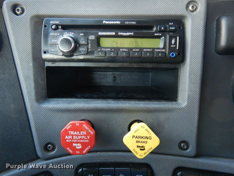 image for item DJ5797 2013 Freightliner Cascadia 125  semi truck