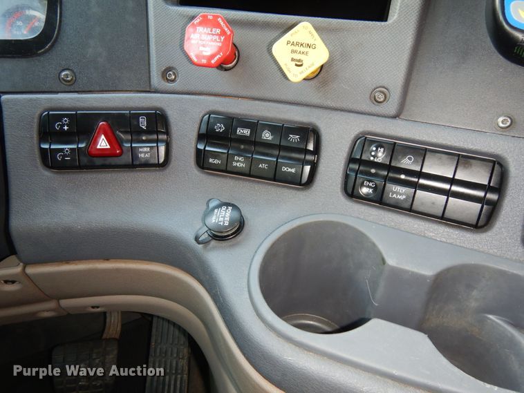 image for item DJ5797 2013 Freightliner Cascadia 125  semi truck