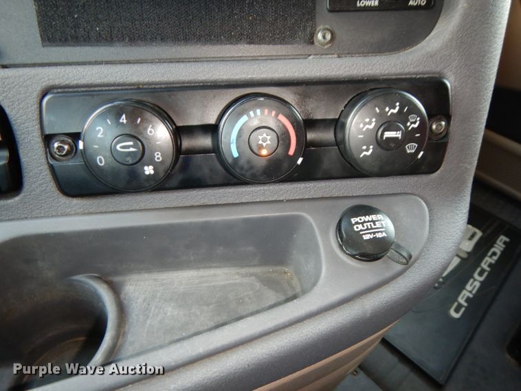 image for item DJ5797 2013 Freightliner Cascadia 125  semi truck