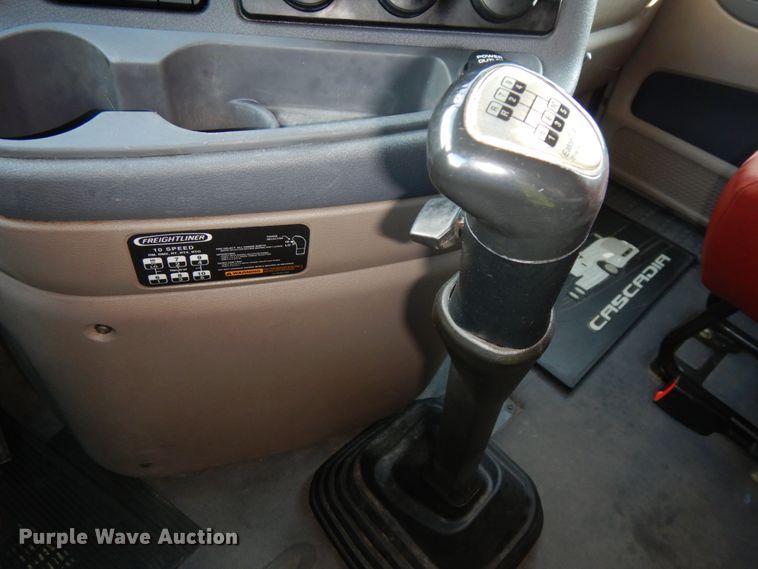 image for item DJ5797 2013 Freightliner Cascadia 125  semi truck