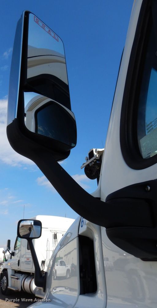 image for item DJ5797 2013 Freightliner Cascadia 125  semi truck