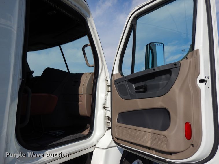 image for item DJ5797 2013 Freightliner Cascadia 125  semi truck