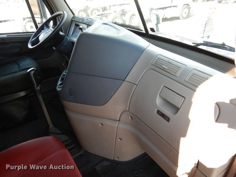 image for item DJ5797 2013 Freightliner Cascadia 125  semi truck