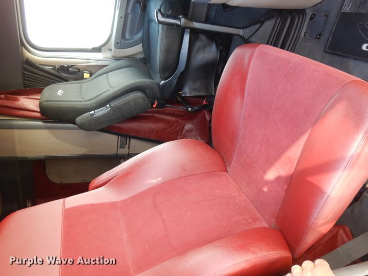 image for item DJ5797 2013 Freightliner Cascadia 125  semi truck