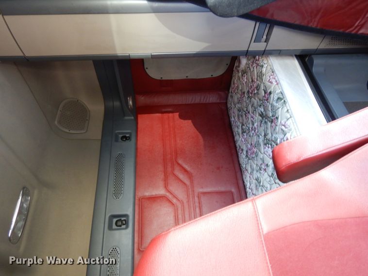 image for item DJ5797 2013 Freightliner Cascadia 125  semi truck