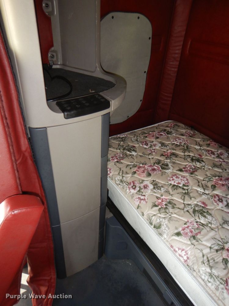 image for item DJ5797 2013 Freightliner Cascadia 125  semi truck