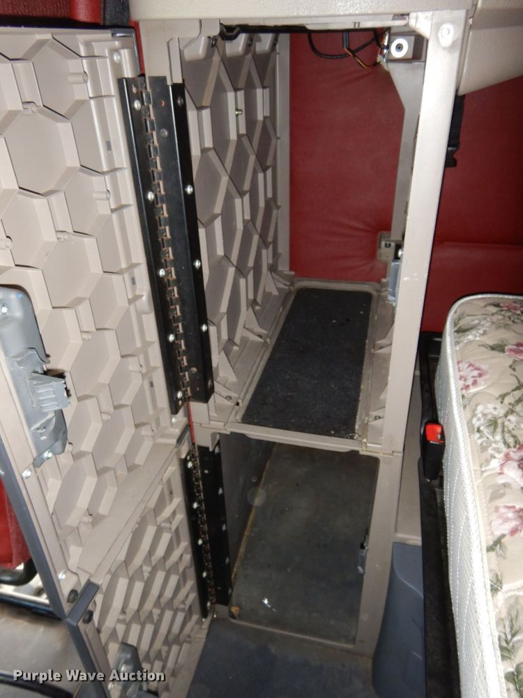 image for item DJ5797 2013 Freightliner Cascadia 125  semi truck