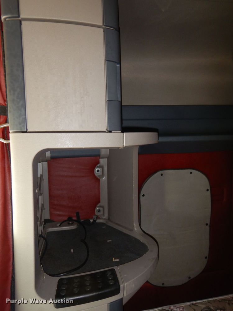 image for item DJ5797 2013 Freightliner Cascadia 125  semi truck