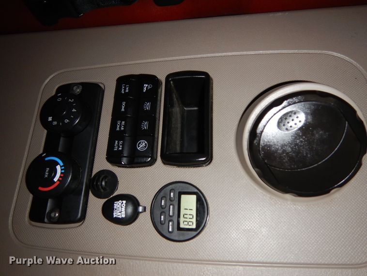 image for item DJ5797 2013 Freightliner Cascadia 125  semi truck